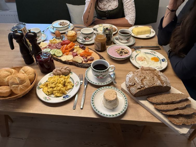 Frühstück in der Ferienwohnung mit Prodkukten vom Bauern